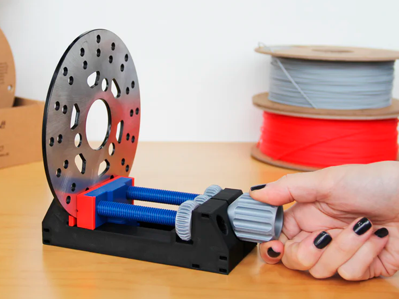 Un tornillo de banco impreso en 3D con el filamento PolyLite PLA PRO en varios colores